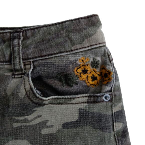 Green Camo Cut-Off Shorts Junior Size 1 Dragon Embroidery Adam Levine - Picture 4 of 7